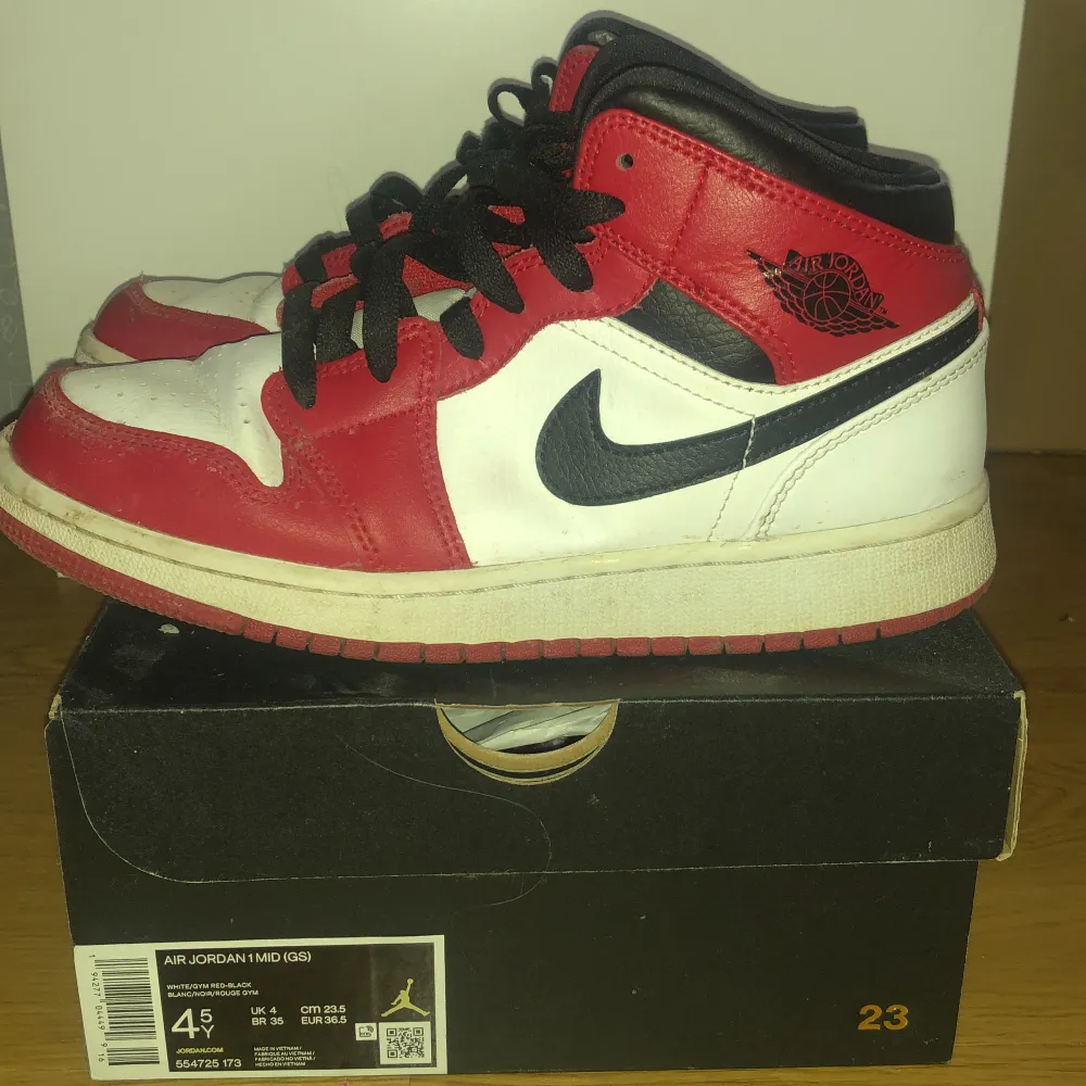 Air Jordan 1 i använt skick. . Skor.