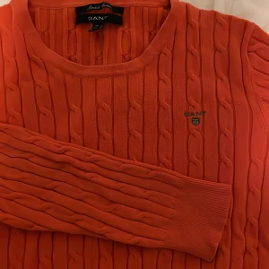 Gant tröja - Orange gant tröja. Storlek L men sitter som M då den blivit lite mindre i tvätten. 