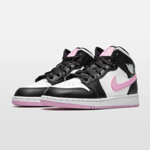 Air Jordan 1 Mid Arctic Pink - Air Jordan 1 Mid i färgen arctic pink, använda några gånger, lite creased, storlek 39, orginal boxen ingår, kan mötas upp i stockholm eller tillkommer frakt. Nypris: ca 3000kr