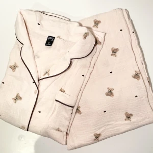 Pjamas  - Jätte guligt pjama set 🐻Långarmade med byxor 🐻tjocakre material bomull 🐻Aldrig använt🐻 Storlek är L men passar som oversized om man har S/M