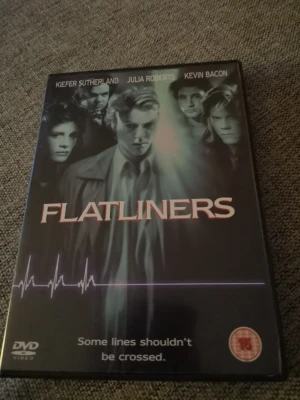Dvd film som heter FLATLINERS - En dvd film som heter FLATLINERS