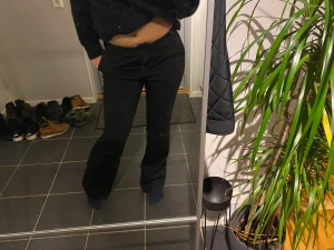 Låg midjade kostymbyxor i bootcut - Dehär är mina absoluta favorit byxor. På bilden har jag storlek 40 men dem passar mig som har s/m. Jag säljer ett par exakt likadana i storlek 38. Passar även mig. Dem är aldrig använda och är från Hm’s äldsta kollektion därav är priset lite dyrare. 