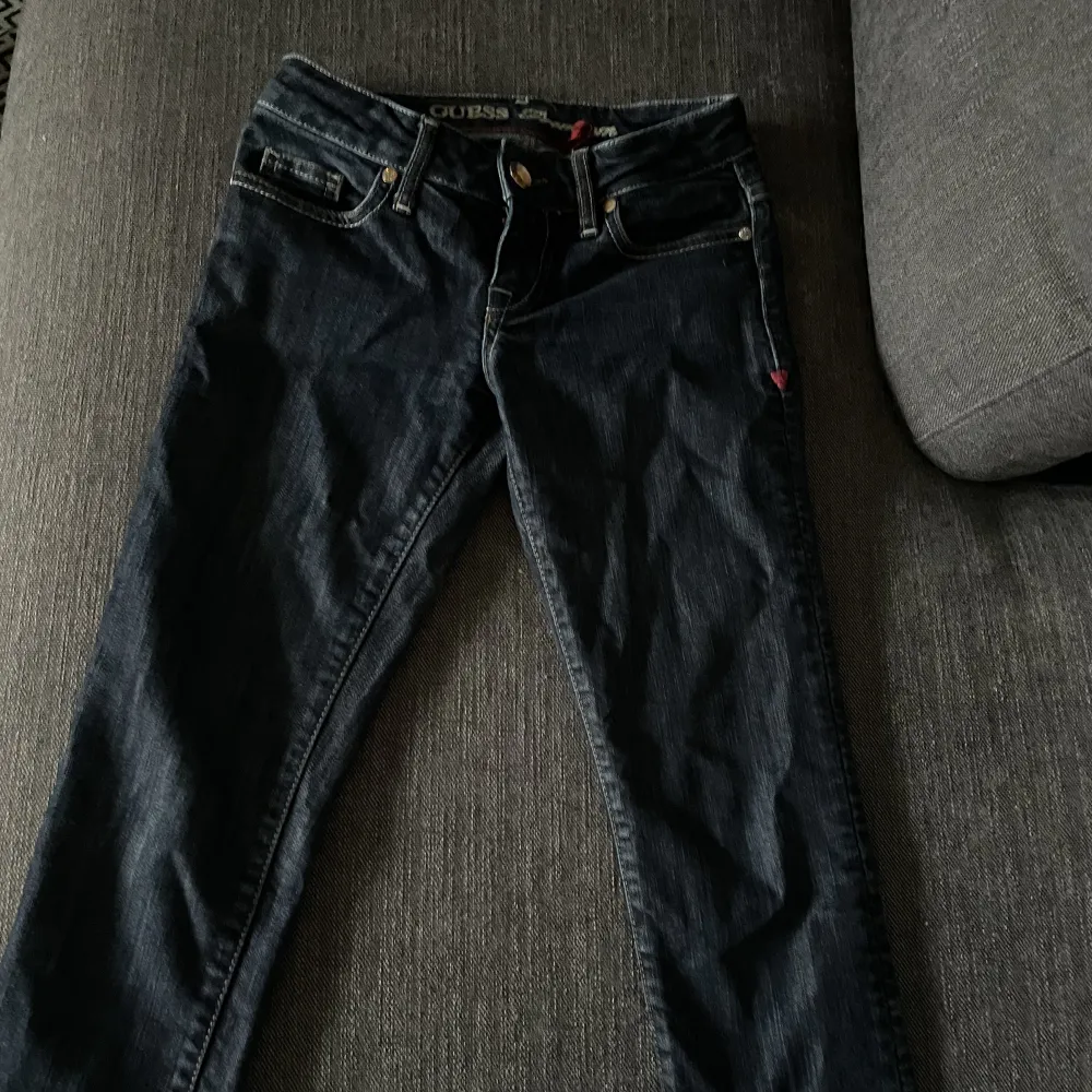 Säljer dessa supersnygga lågmidjade jeans från guess premium för att dom är för små för mig som vanligtvis har S💞 . Jeans & Byxor.
