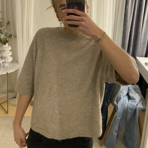 Stickad tröja - Säljer denna slutsålda stickade tröja från otherstories💓 använd fåtal gånger, så i superskick. Köp dirket för 450kr