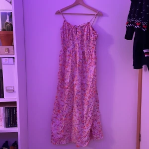 Klänning från H&M  - Lång blommig klänning från H&M. Aldrig använd. Storlek M
