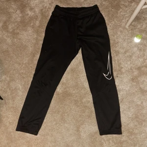 Tränings byxor från nike - Jätte fina och jätte varma nike tränings byxor som tyvärr har blivit försmå för mig. Köparen står för frakten.