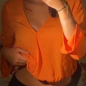 Blus - Orange blus som passar perfekt till svarta byxor/kjol endast anvönd förra året på nyår jätte säähhh