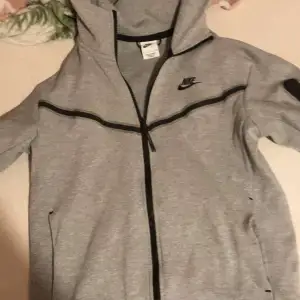 Nike tech fleece grå storlek S hela dressen bara för 750kr köpte den för 3 månader sen
