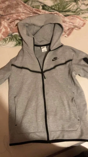 Nike tech fleece grå - Nike tech fleece grå storlek S hela dressen bara för 750kr köpte den för 3 månader sen
