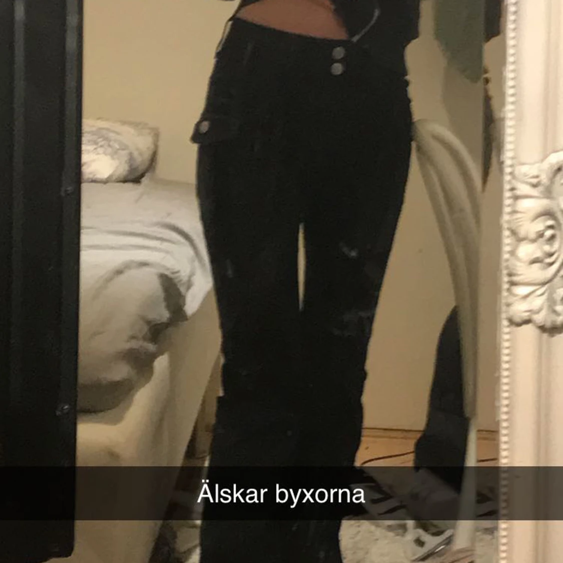 Lågmidjade byxor med detaljer 