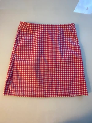 Rutig rosa kjol - 🌸Sprillans ny kjol med fickor och en dragskedja på baksidan. Den har aldrig använts och ligger en bit över mina knän som en som är 160 cm. Köparen står för frakten 🌸