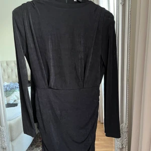 Långärmad klänning  - Långärmad tjockare klänning köpt i USA. Shoulder pads. Hög krage.