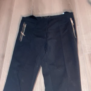 Kostymbyxor  - Dom är lite tajta 