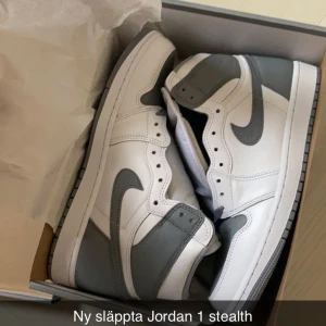 Jordan 1 stealth äkta - Helt rena men gamla fixat rent o så ser de ut efter vanligt pris 4000kr men säljer de för 1750kr passar båda storlekarna köp vi chatt inte via sidan swish eller paypal