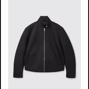 COS jacka - Säljer min Cos jacka i storlek M. Jackan har ingen som helst fläck eller är trasig, den är i nytt skick! Jackan är varm och bekväm och funkar till vår, höst och vinter. Ord pris 1000kr