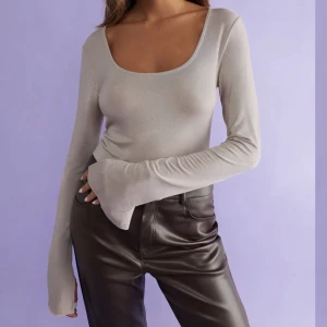 Agnes top - Superfint skick. Går att ha den åt andra hållet så den blir högre i urringningen. Grå/beige färg strechig i materialet 