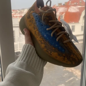 adidas YEEZY 380 - jag säljer mina yeezy BOOST 380, helt nya och kartong medföljer. skick: Aldrig använda. Storlek 40 2/3 eller UK7