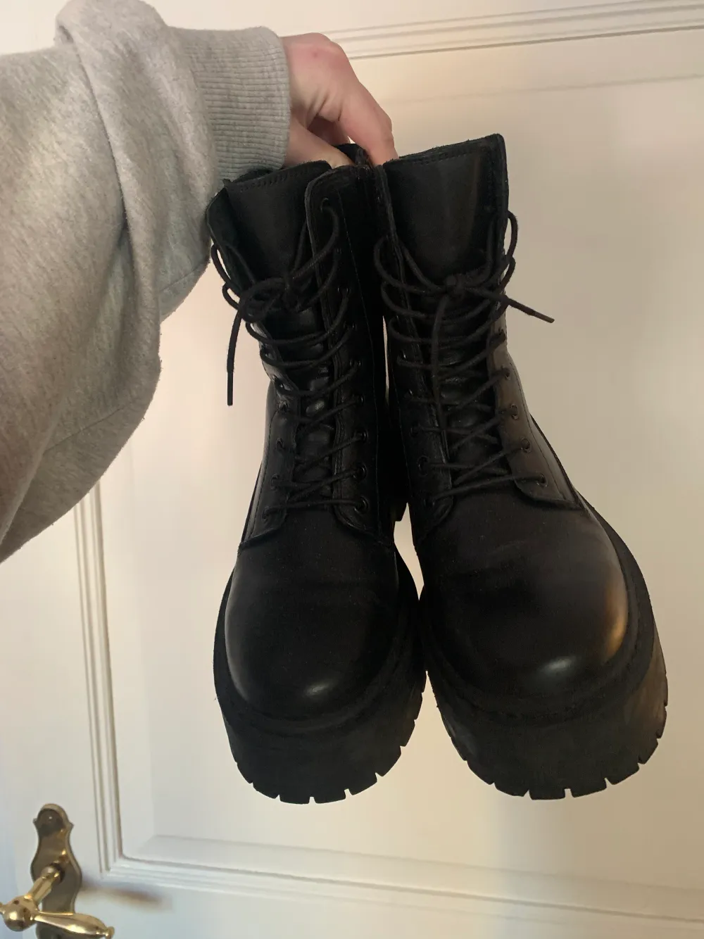 Säljer mina svarta boots i storlek 38 köpta från Zalando. De är använda en säsong, men är fortfarande i mycket fint skick! Dock så är den översta innersulan borttagen då jag ville få dem lite större i storlek. 💞 (Köpare står för frakt) . Skor.
