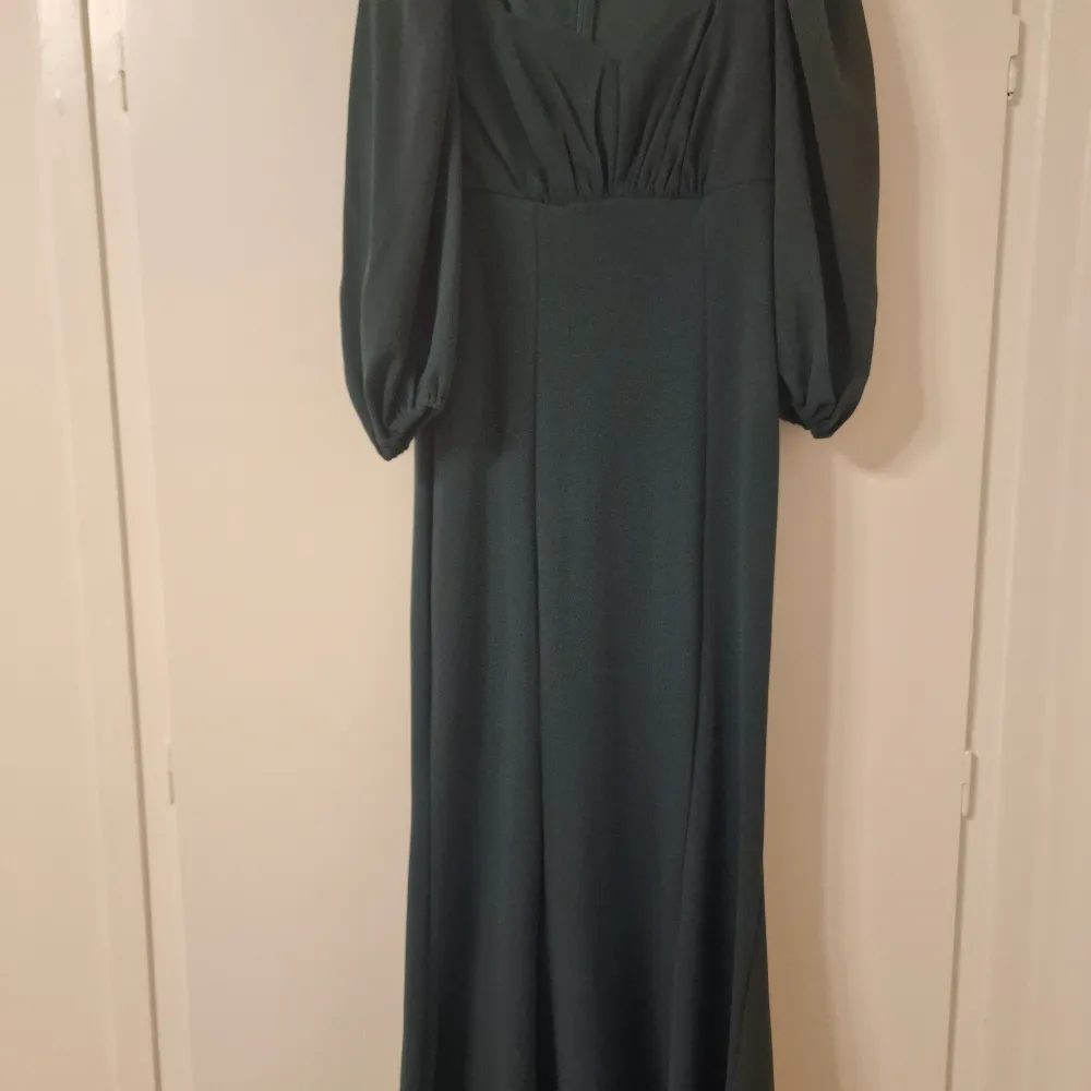 Verey long party dark green dress with long ring sleeves tight and slim fit dress fits so perfect on curvy body ..weared just once . Price can be fixed . Klänningar.