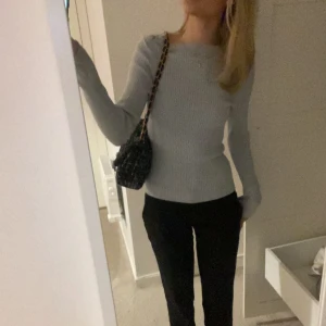 Ljusblå tröja  - Supersöt långärmad tröja från HM, strl xs men passar även s! Jättesöt nu till våren och sommaren! Väldigt bra skick! Köparen står för frakt Tryck inte på köp nu!