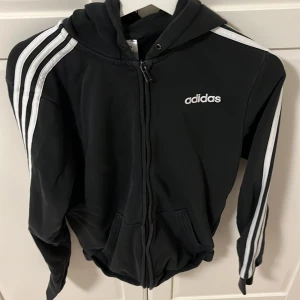 Adidas kofta - Bra skick  Org pris: 500kr