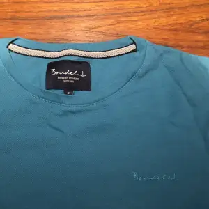 Blå T-shirt från Bondelid. Använd några gånger men fortfarande i bra skick. Nytvättad✅