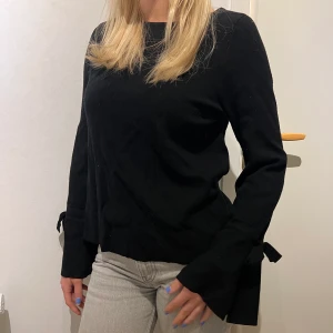 Tröjan knytning ärm  - Svart tröja från Vero Moda med knytning på ärmen🖤 använd fåtal gånger. Så fin!