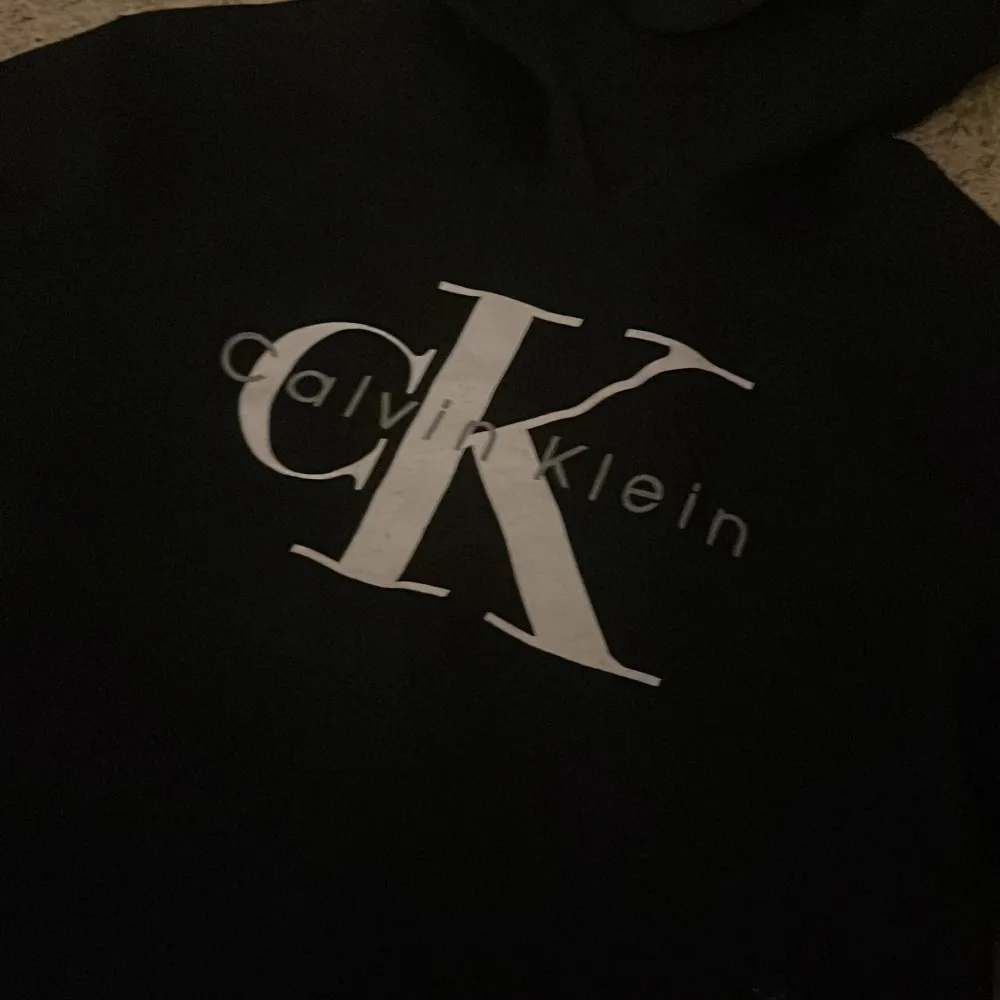 Säljer nu min Calvin klein hoodie pga att jag inte har någon användning för den, storlek S. Hoodies.