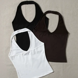 Halterneck toppar - Tre snygga och sköna halternecktoppar i svart, brun och vit🫶🏼Använda fåtal gånger! Strl L men mer som M! 100 kr+frakt för alla tre