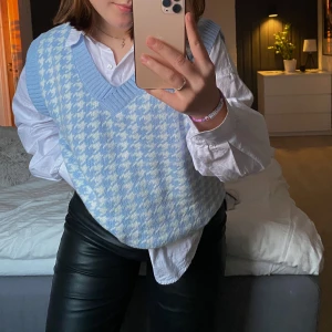 Väst - Säljer denna trendiga väst i storlek M, supersnygg med en skjorta under, köparen står för frakten 