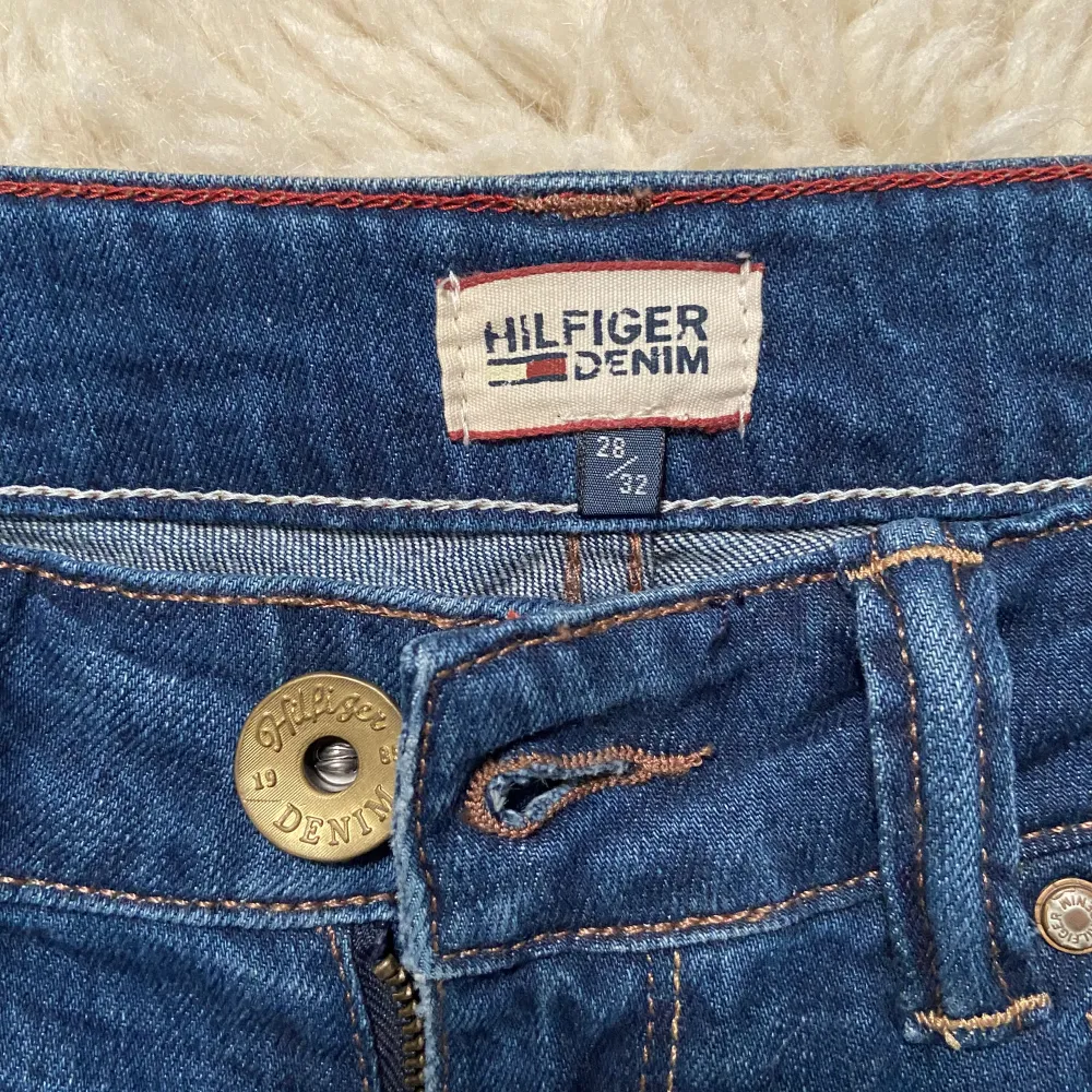 supersöta lågmidjade jeans, de är i bra skick. Midjemåttet rakt över byxorna är ca 37 cm. På mig som är 170 cm går de ner till några cm ovanför marken! Köp gärna med ”Köp nu” knappen, och hör av dig för fler frågor❣️❣️. Farkut & Housut.