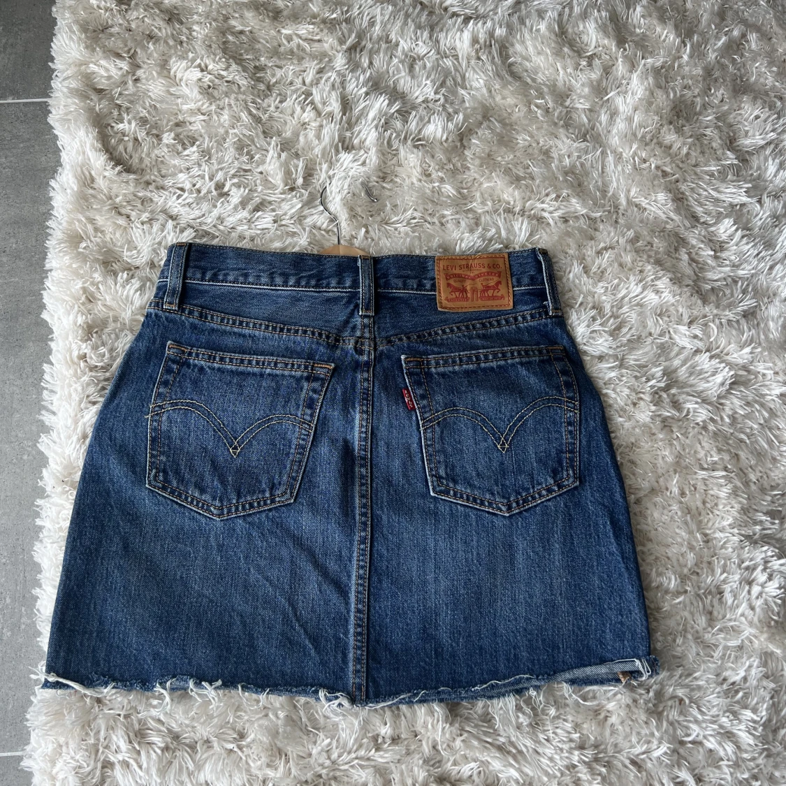 Säljer denna Levis kjol  - 90