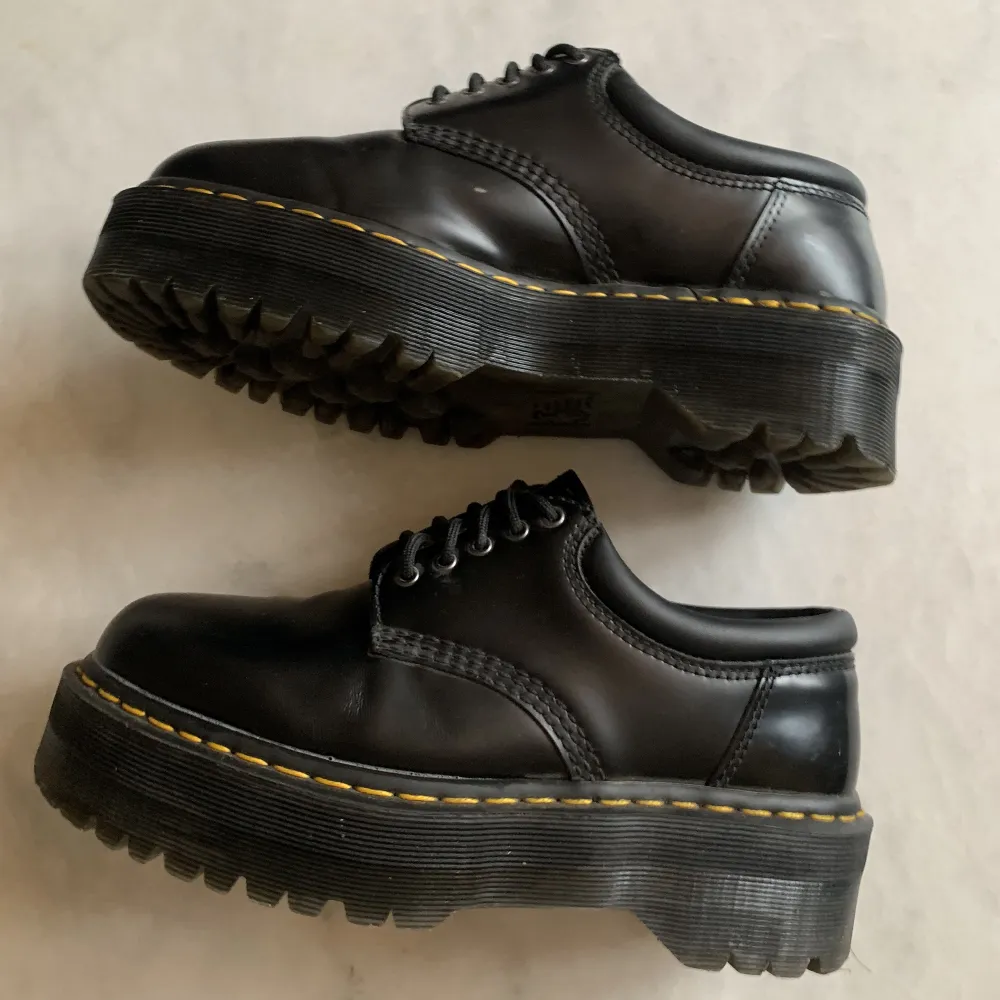 Dr Martens 8053 QUAD. Mycket bra skick, använda ett fåtal gånger. Tveka inte att höra av dig om du har någon fråga:) . Skor.