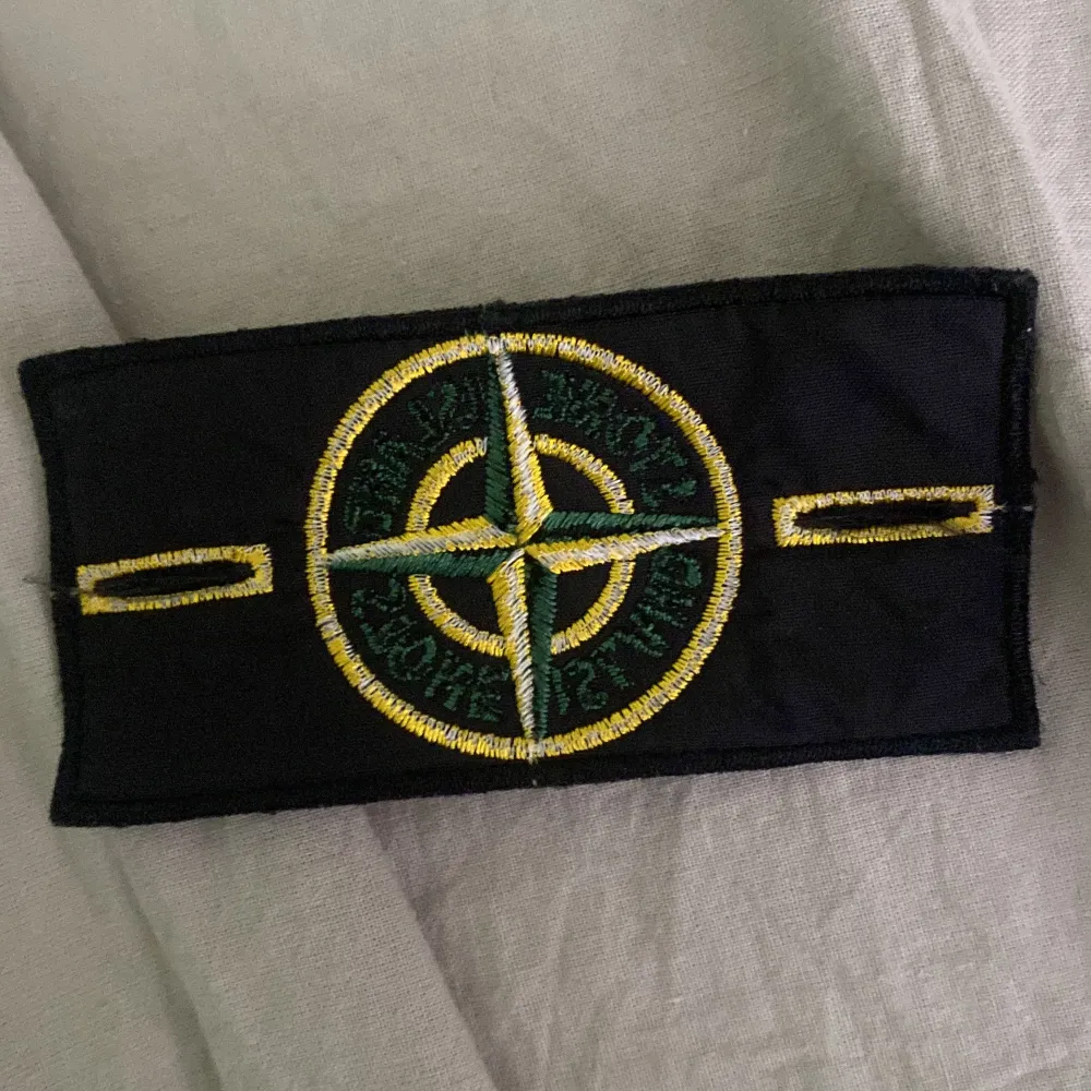 Tjena säljer min Stone Island Patch, Jag säljer bara den eftersom jag har tappat bort min tröja och har ingen användning av Patchen, Pris kan diskuteras . Övrigt.