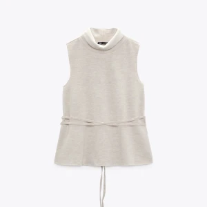 Topp från zara - Säljer denna toppen från zara. Den är i storlek S och är i fint skick. 