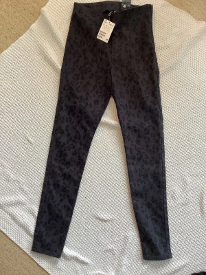 Nya stretchbyxor med tags 36 - Nya byxor med tags. Samfraktar. Har ett konto till. Susanne Heder.