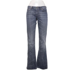 Lågmidjade jeans  - Lågmidjade Ralph lauren jeans med bootcut, aldrig använda av mig men köpa second hand 😊dock i jättebra skick och köpta ganska dyrt. Midjemått är 80cm men små i storleken. 