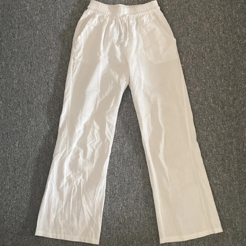 Säljer dessa super fina vita linnebyxorna som passar perfekt nu till våren/sommaren! De är är sparsamt använda och i ett super bra skick! Passar en XXS/XS! 🤍✨🌸. Jeans & Byxor.
