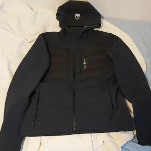 Sail racing jacka - Äkta sail racing jacka, S för män. Nyskick och jag kan inte hitta några tecken på användning. Fräsch och luktar inte. Fyra fickor på framsidan. Den är rkt fet.