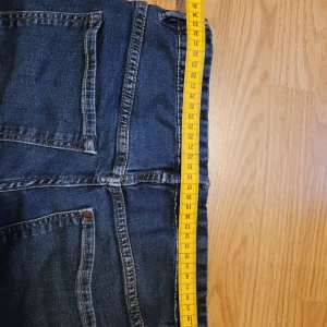 Ripped jeansshorts  - Ett par vanliga ripped jeansshorts från H&M, använda typ 2 gånger. Barnstorlek 158cm-160cm. Midjemått rakt över är 34 cm :) skriv för mer bilder!