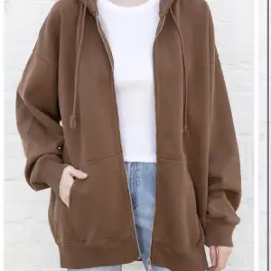 Jättefin zip-up hoodie från Brandy Melville som kostar 450kr på deras hemsida. Säljer då den tyvärr inte kommer till användning. Koftan har en liten fläck (se bild) men inget som märks. Första bilden är lånad ⭐️💕