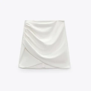 Vit kjol  - Vit kjol från zara☺️bra skick! Stl S