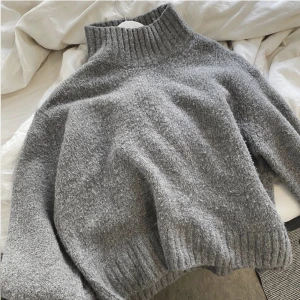 Stickad tröja - Grå stickad tröja från H&M i storlek M, finns tecken på användning! 