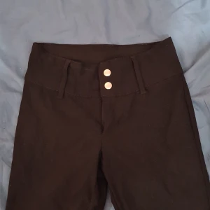 Hm kostymbyxor - Mid-hög waist kostymbyxor. Inga skador elr så. Sälja då de blivit för tajta och kan inte längre användas.