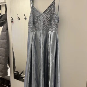 Balklänning - Säljer en balklänning som aldrig är använd! Står som XL men skulle säga att den är mera som en M. Den är för stor och för lång för mig, där av säljs den! Köparen står för frakt, finns annars i Avesta ☺️