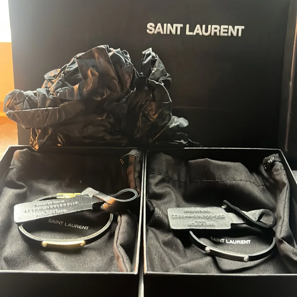 Säljer dessa två armband från saint Laurent. Ett i guld, ett i silver. Kostar tsm runt 4000 nypris men säljer för 1200 styck. Som helt nya och ytterst aldrig använda. Skriv om du har nån fundering!. Accessoarer.