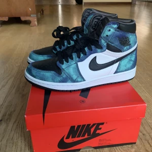 Jordan 1 high tie dye  - Nästintill oanvända, inga defekter och kommer i orginallåda. Köpta från sneakershyllan. Kan mötas upp i GBG annars står köparen för frakten. Strl 40
