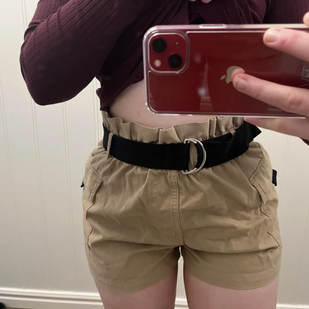 Shorts från HM i storlek 40.  Endast testade.  Kan skickas men köparen står för frakten🥰 . Shorts.