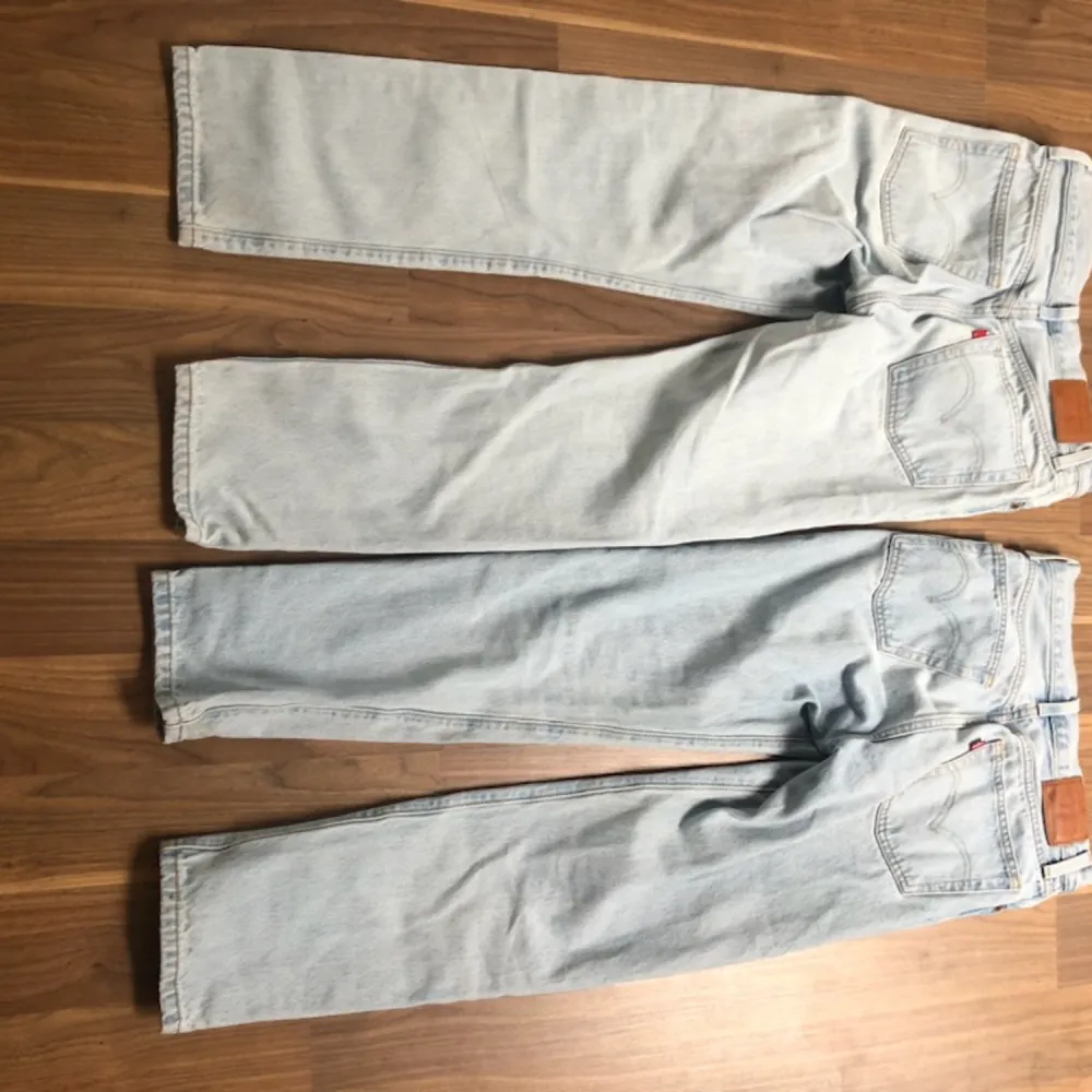 Säljer mina Levis jeans ljusblå dem är 501 och W25 L28 i längd och bredd Säljer dem för 150 st båda för 250kr. Jeans & Byxor.