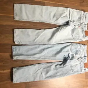 Säljer mina Levis jeans ljusblå dem är 501 och W25 L28 i längd och bredd Säljer dem för 150 st båda för 250kr